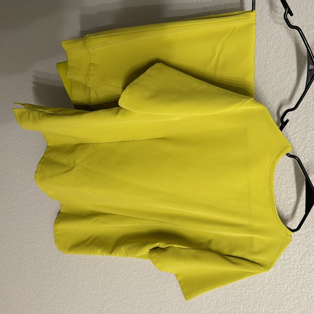 FIGS Women's Scrub Set in Chartreuse Yellow - Picture 4 of 5
